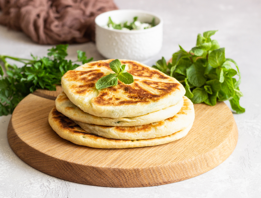 Klasyczny opiekany flatbread – przysmak kuchni , fot. shutterstock