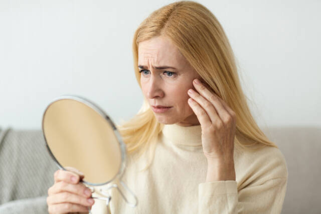 Wiotczenie skóry na twarzy jest jedną z podstawowych oznak starzenia. Źródło: shutterstock