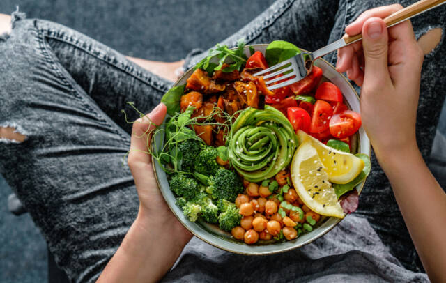 Buddha bowl – to najczęściej miska z warzywami. Źródło: shutterstock