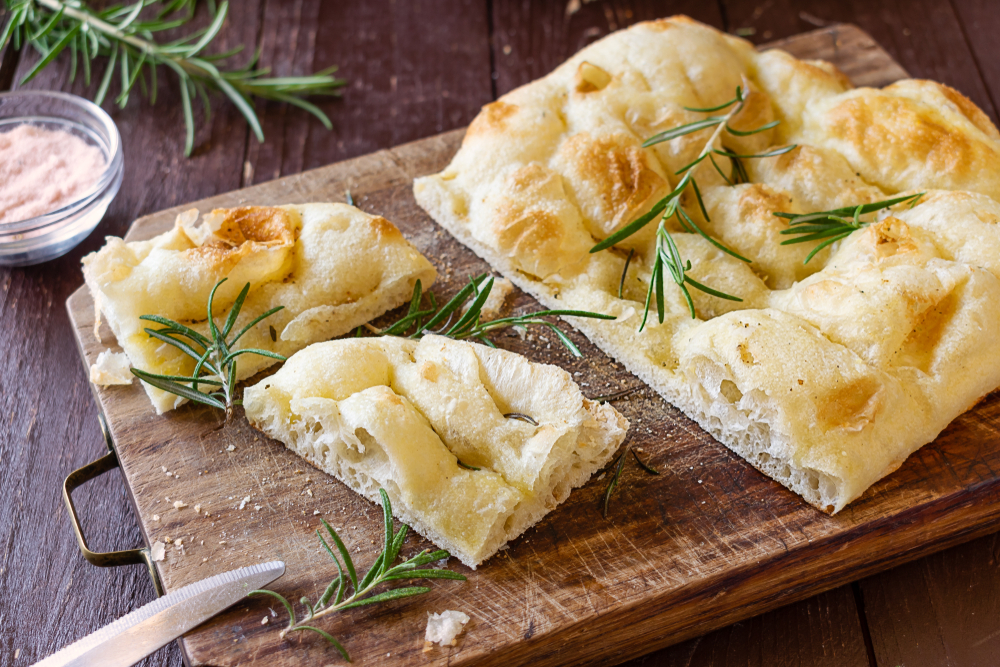 Tradycyjna focaccia z rozmarynem, fot. shutterstock