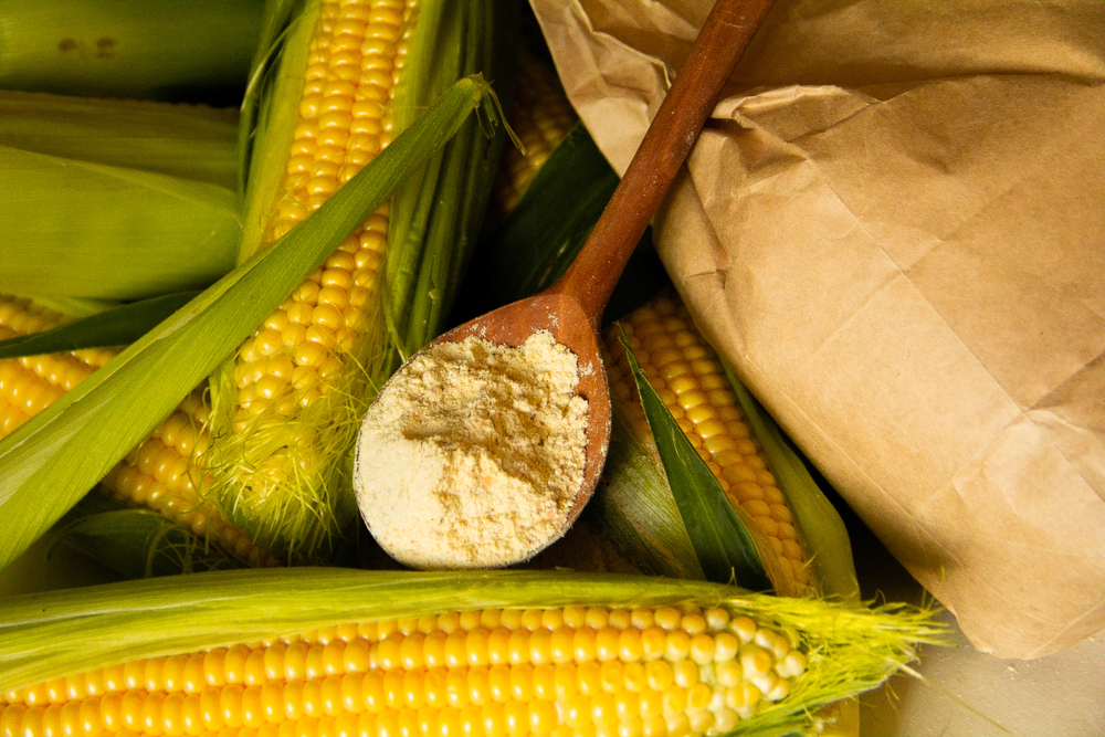 Mąka kukurydziana to doskonały zamiennik tradycyjnej mąki z glutenem, fot. shutterstock