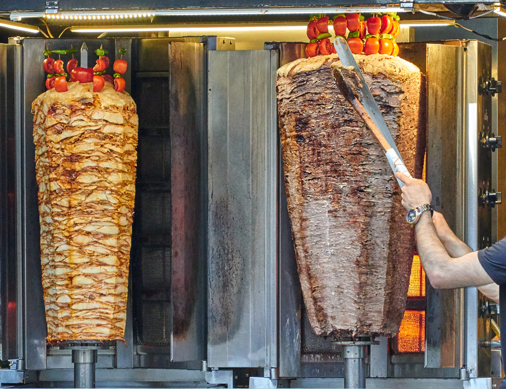 Tradycyjny sposób przyrządzania tureckiego doner kebabu, fot. shutterstock
