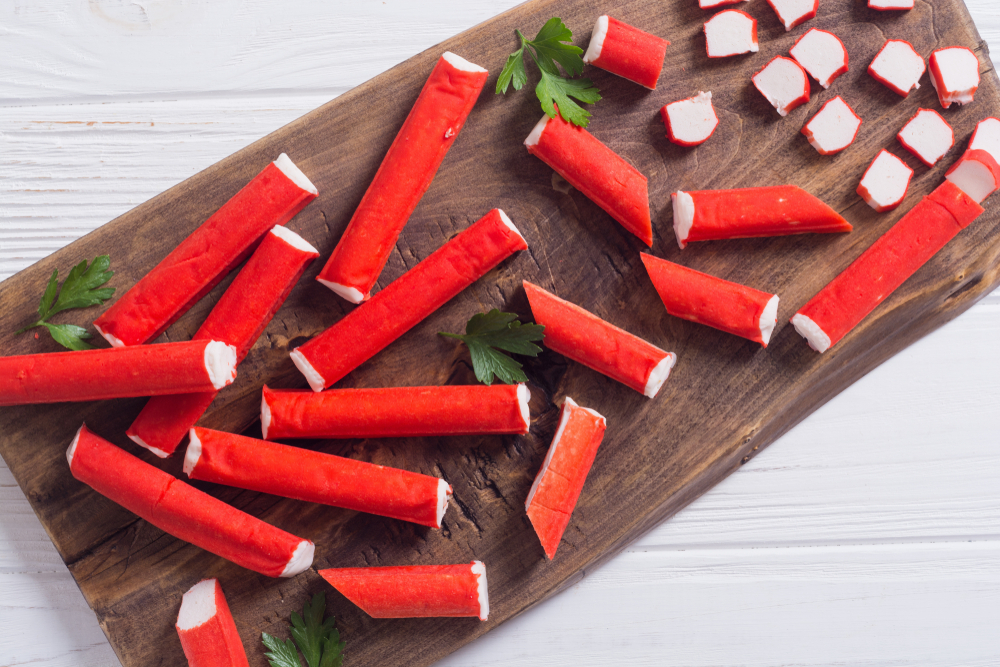 Surimi, czyli paluszki krabowe zaliczane są do owoców morza, fot. shutterstock