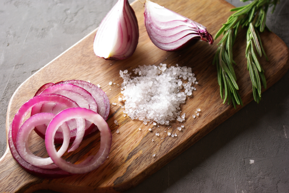 Sól i krążki czerwonej cebuli, fot. shutterstock