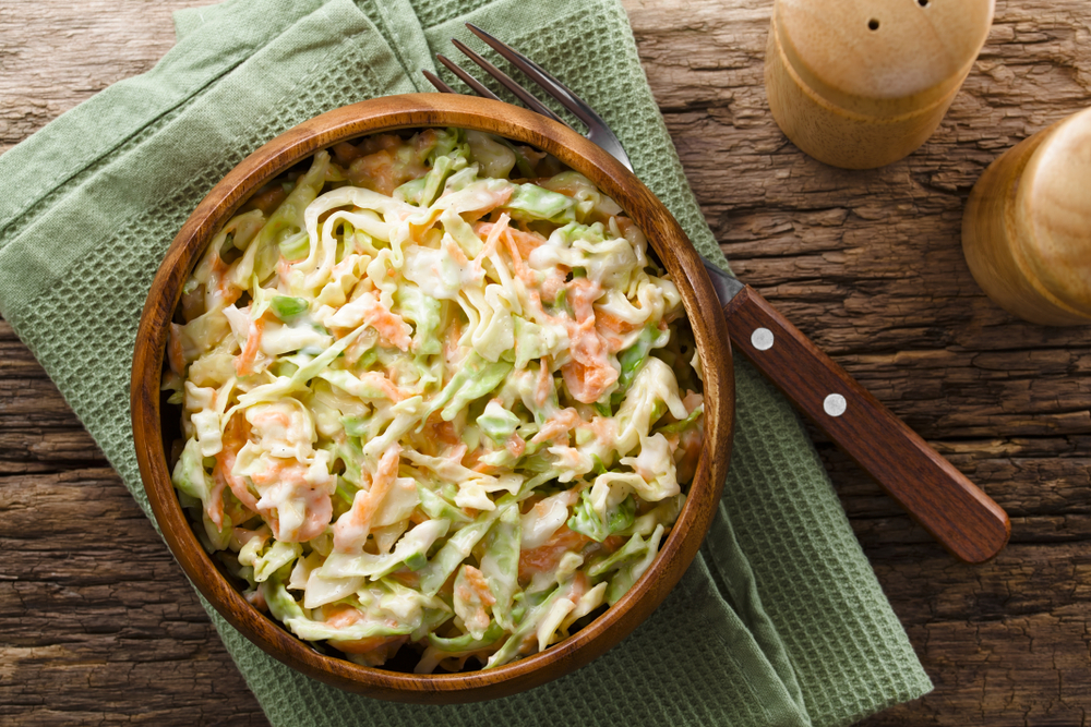Amerykańska sałatka Coleslaw, czyli surówka z kapusty. Źródło: shutterstock