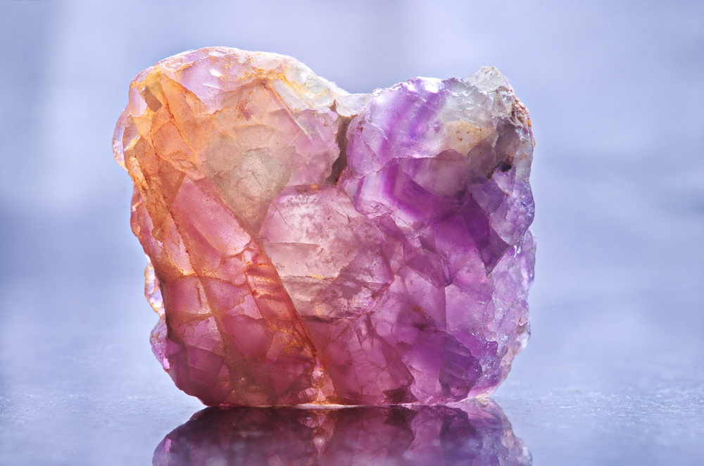 Kryształ żółto-fioletowego fluorytu. Źródło: shutterstock