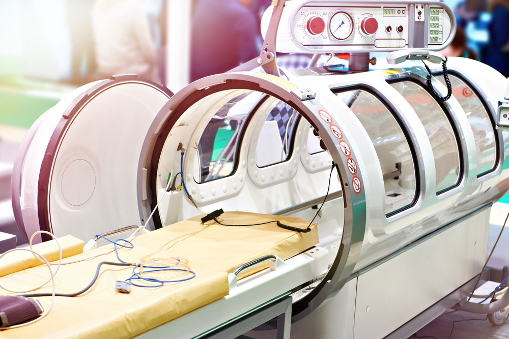 Komora hiperbaryczna to specjalny rodzaj szczelnie zamkniętego pomieszczenia, które skonstruowano na potrzeby terapii czystym tlenem. Źródło: shutterstock