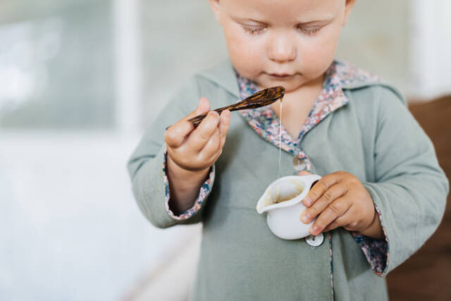 Niemowlętom poniżej 1 roku życia niewolno podawać miodu. Źródło: shutterstock