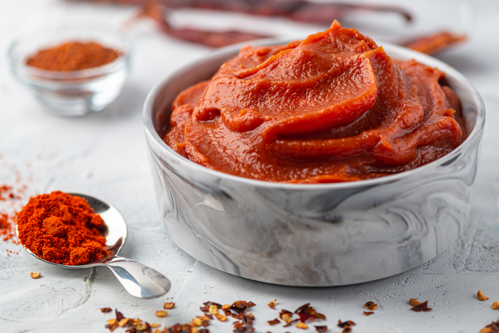 Gochujang to gęsta i pikantna pasta ze słodką nutką smakową, przygotowana ze sfermentowanej soi, kleistego ryżu  i ostrej czerwonej papryki chili. Źródło: shutterstock