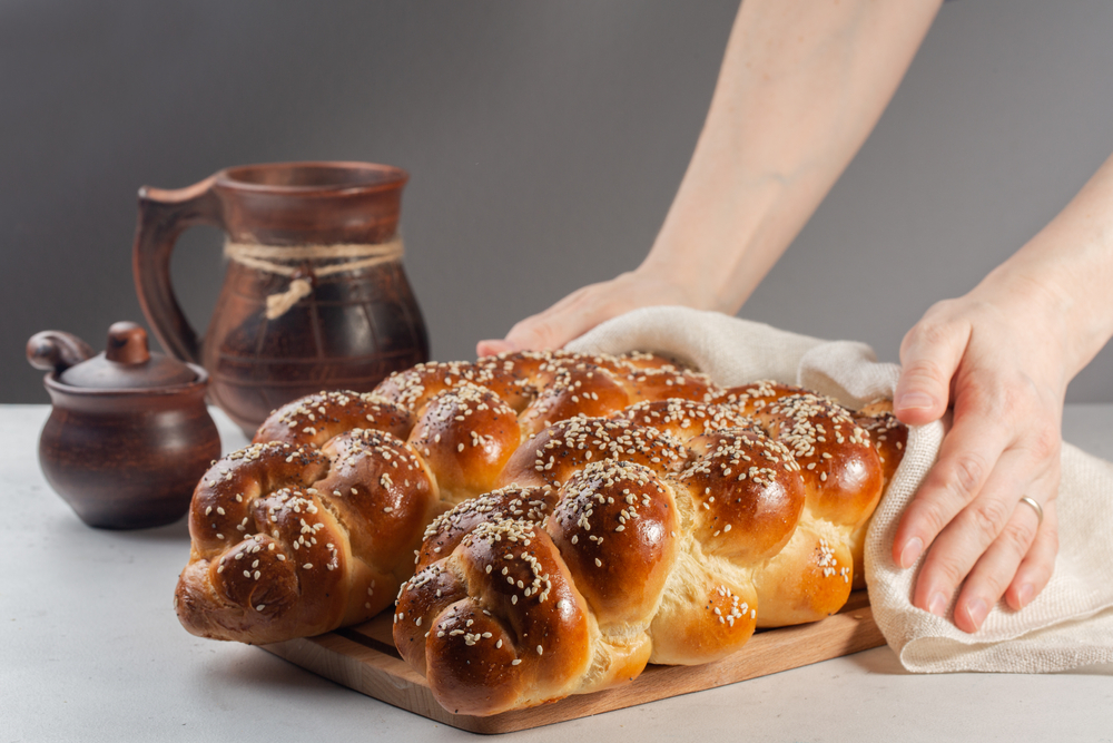 Chałka to popularne słodkie pieczywo, które zawdzięczam żydowskim tradycjom kulinarnym. Źródło: shutterstock