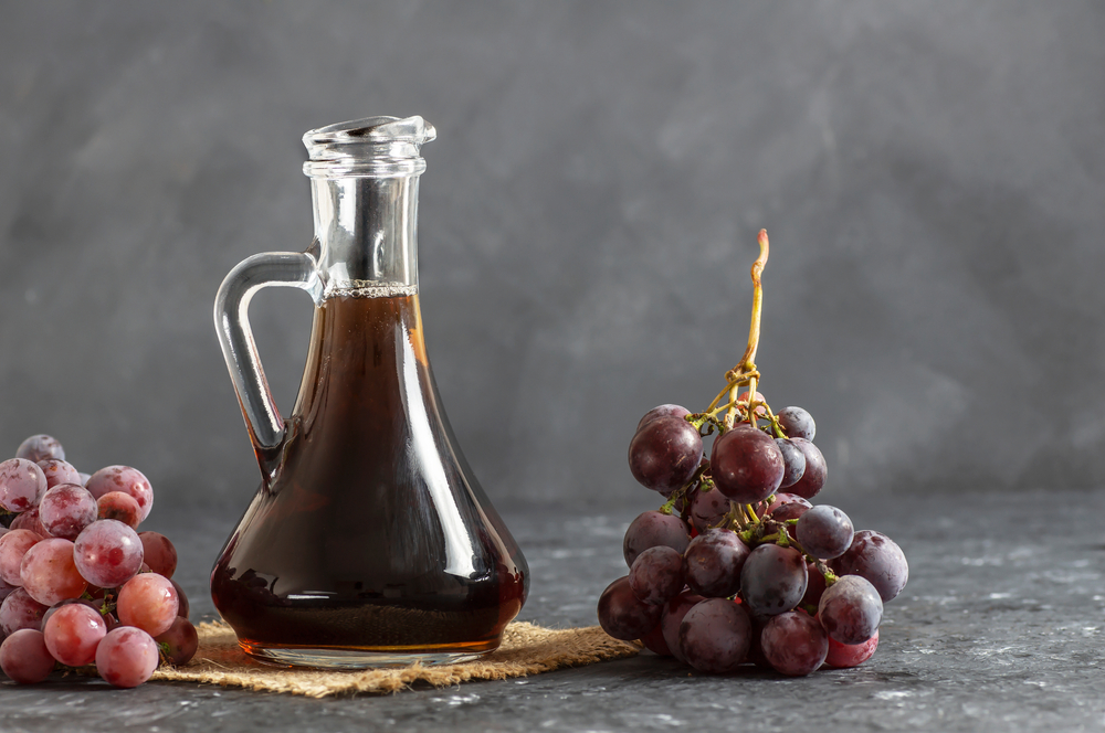 Ocet winny jest efektem fermentacji białych lub czerwonych winogron. Źródło: shutterstock