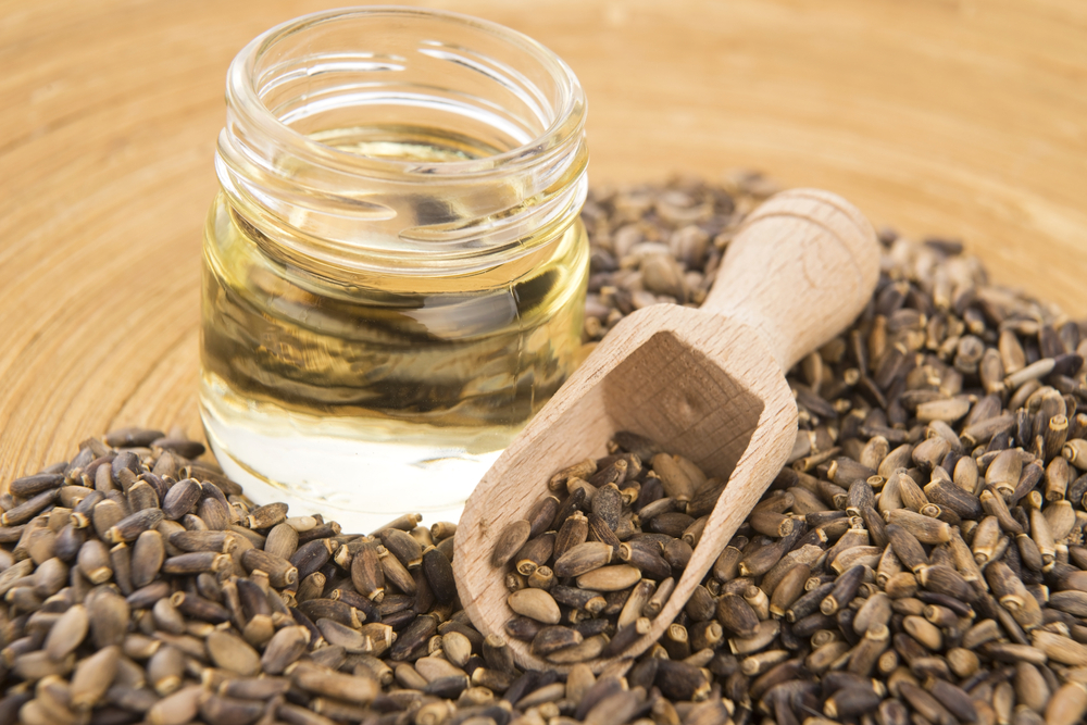 Olej z ostropestu ma udowodnione lecznicze działanie na wiele poważnych schorzeń, fot. shutterstock