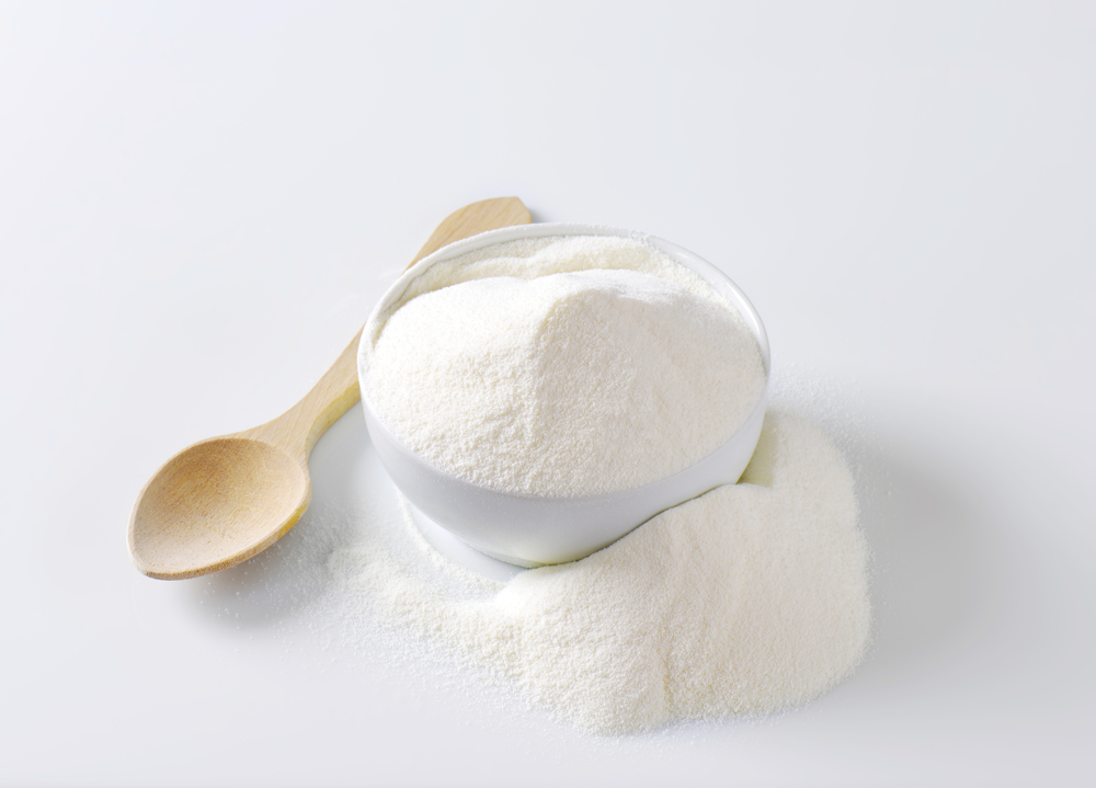 Mleko w proszku to mleko krowie, które w procesie parowania zostało pozbawione wody, fot. shutterstock