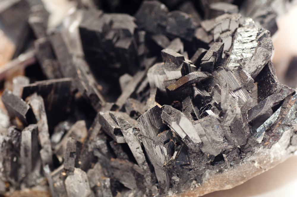Wolframit, czyli minerał z którego pozyskano wolfram. Źródło: shutterstock