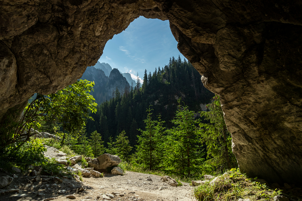 Widok z otworu Jaskini Obłazkowej, fot. shutterstock