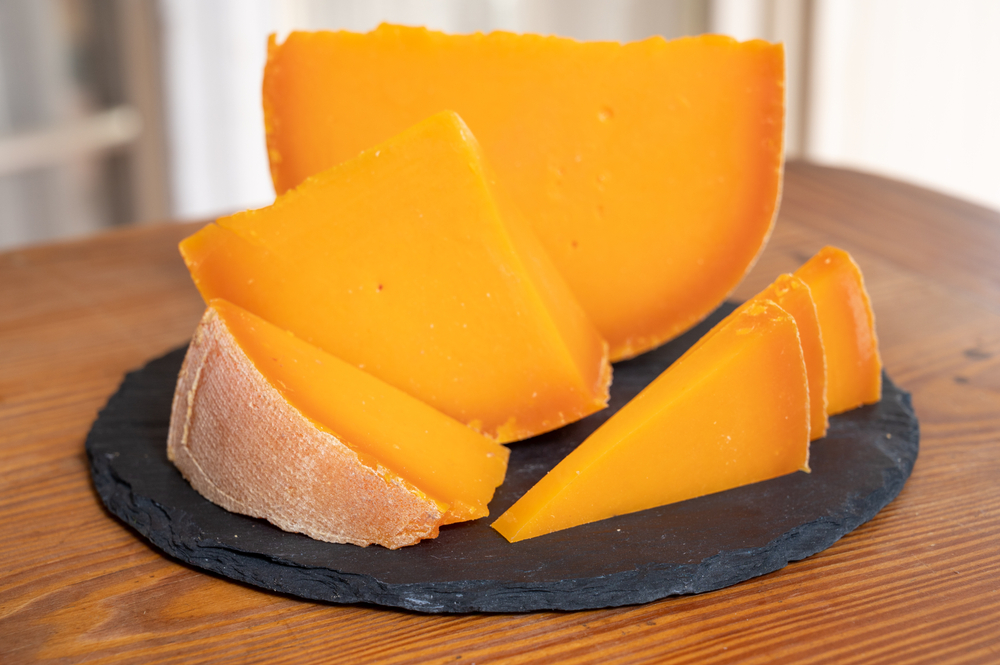 Typowa pomarańczowa barwa sera Mimolette. Źródło: shutterstock