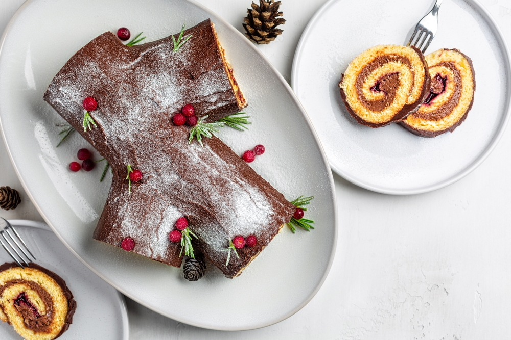 Buche de Noel – francuska rolada inspirowana pniem drzewa. Źródło: shutterstock