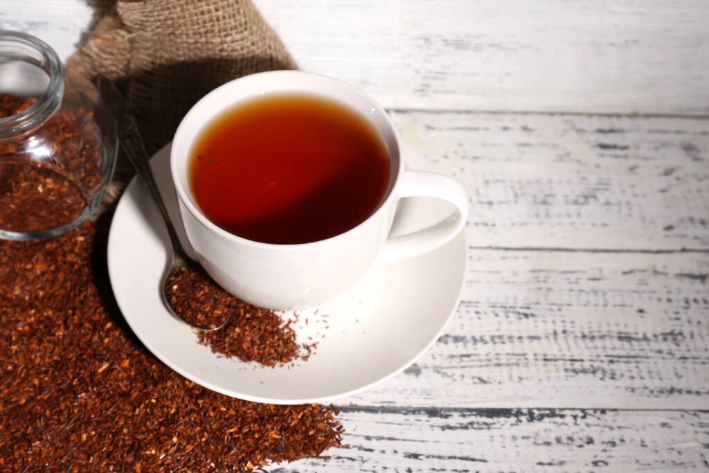 Rooibos - czerwona, delikatna i słodka herbata ziołowa, fot. shutterstock