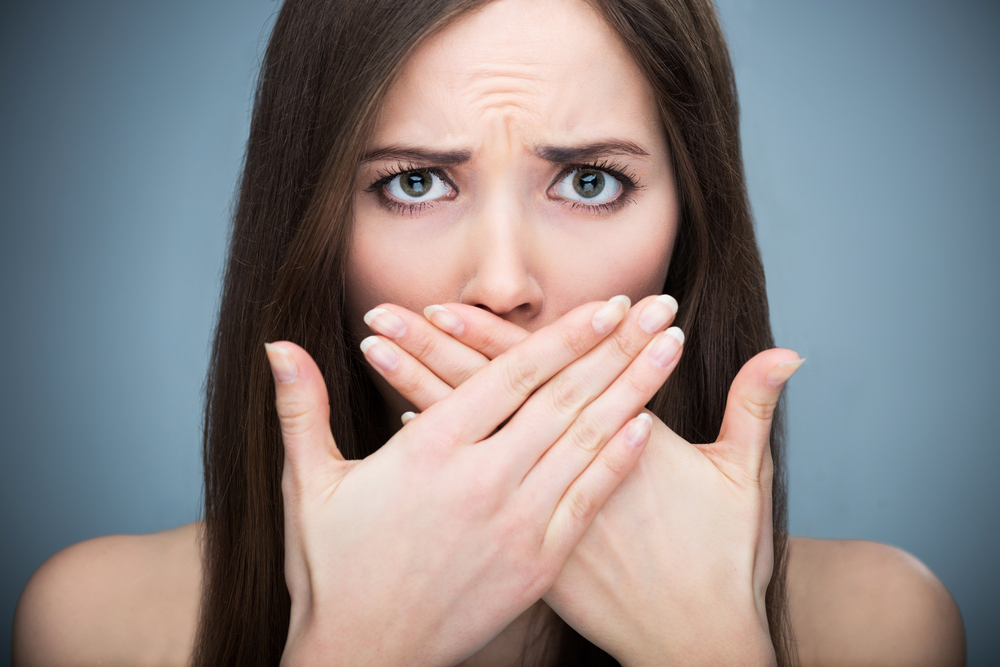 Przykry zapach z ust bywa powodem kompleksów. Źródło: shutterstock