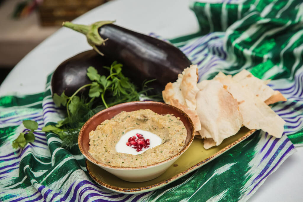 Tradycyjny Baba ghanoush to nic innego jako pasta ze zmiksowanego pieczonego lub grillowanego bakłażana