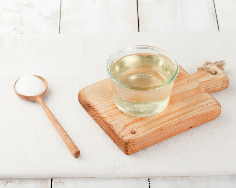 Syrop cukrowy to rodzaj słodzika, który jest składnikiem drinków, koktajli oraz niektórych deserów,  fot. shutterstock