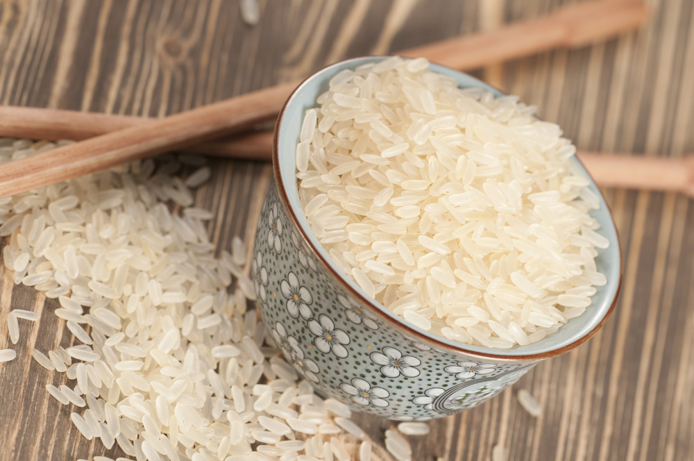 Miseczka surowego ryżu parboiled fot. Shutterstock