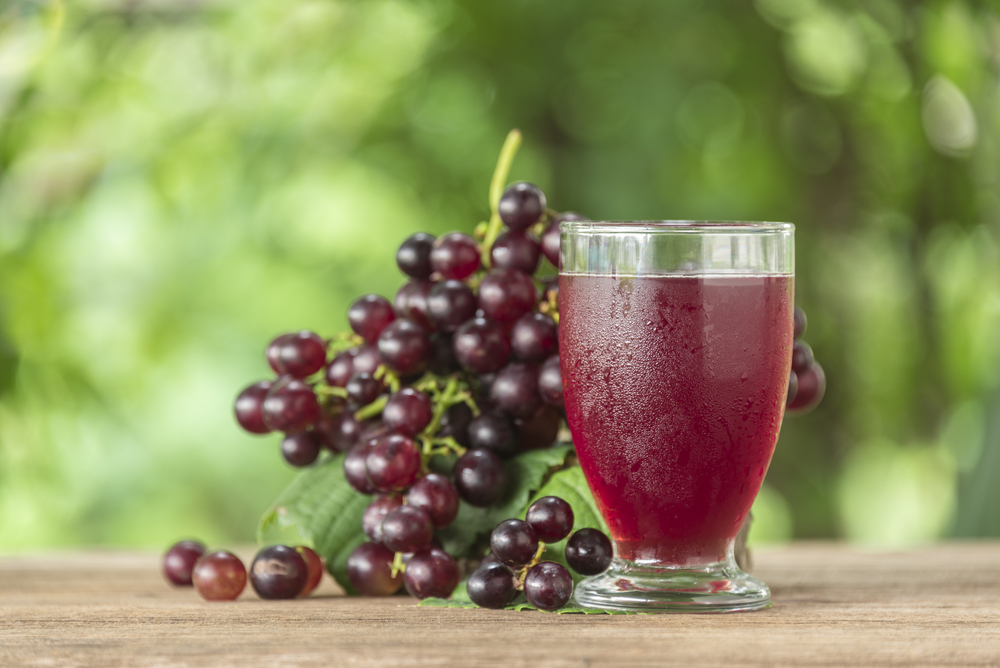 Sok z ciemnych winogron. Źródło: shutterstock