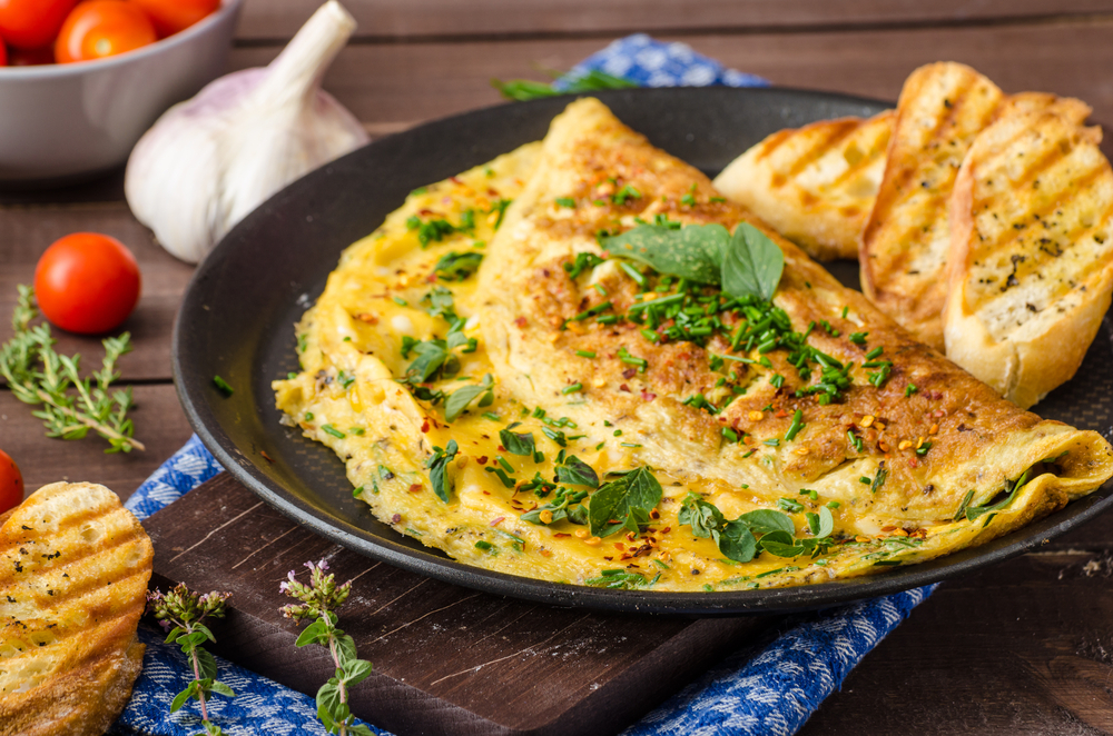 Omlet z ziołami, fot. shutterstock