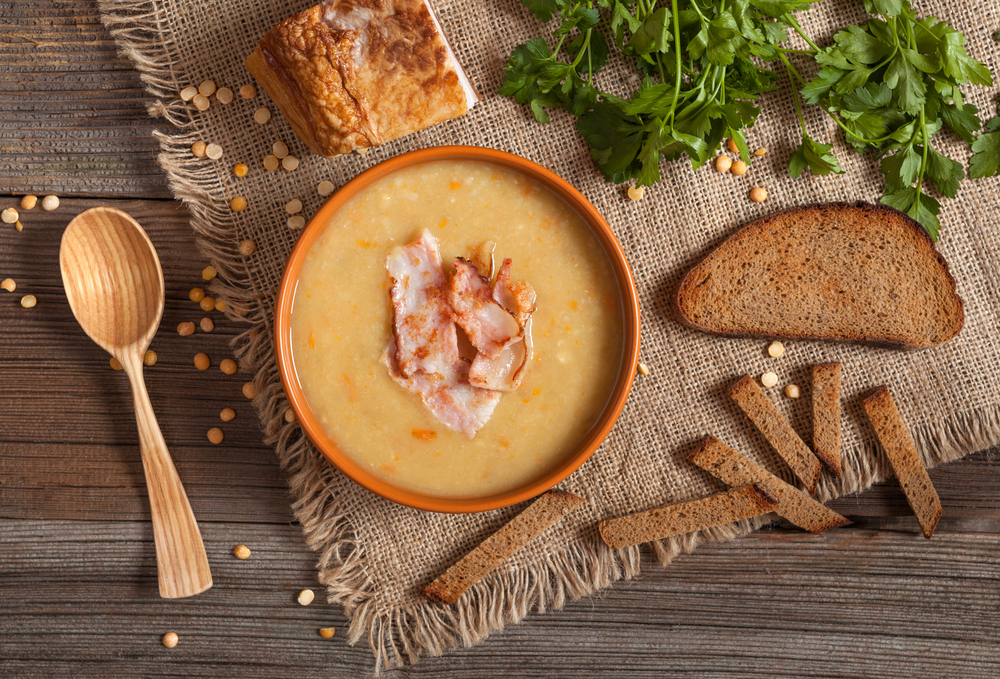 Zupa grochowa, nazywana również grochówką, to zupa ciesząca się dużą popularnością w kuchni polskiej, fot. shutterstock