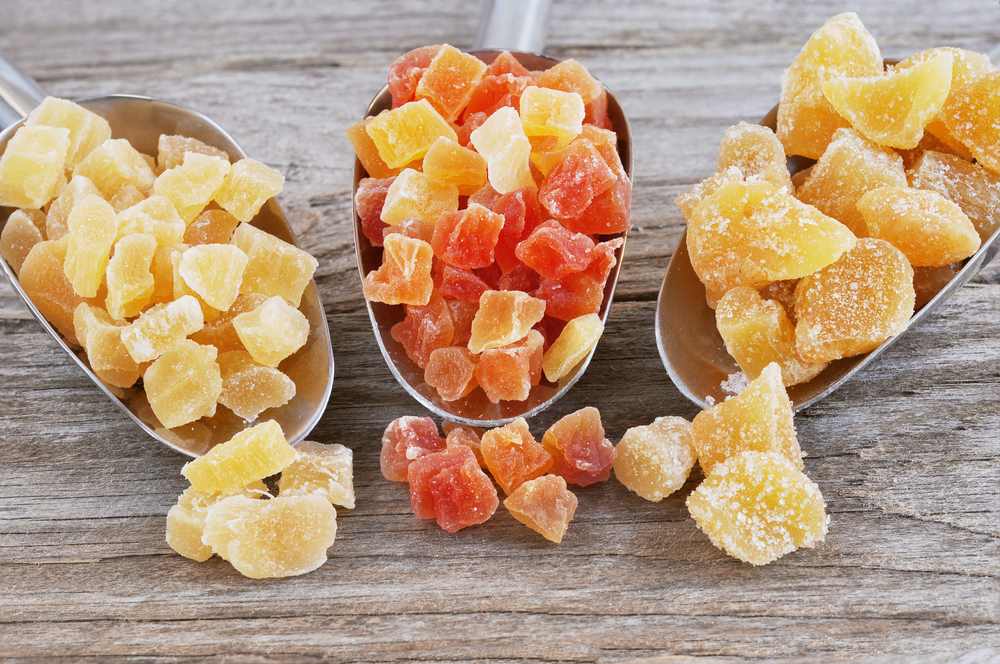 Kandyzowane owoce tropikalne: ananas, mango i korzeń imbiru. Źródło: shutterstock