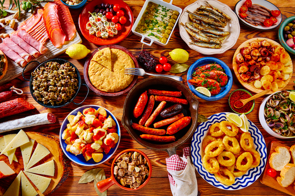 Tapas to niewielkie przekąski serwowane na zimno lub ciepło, z wszelkimi dodatkami, którymi można zajadać się między głównymi posiłkami, fot. shutterstock