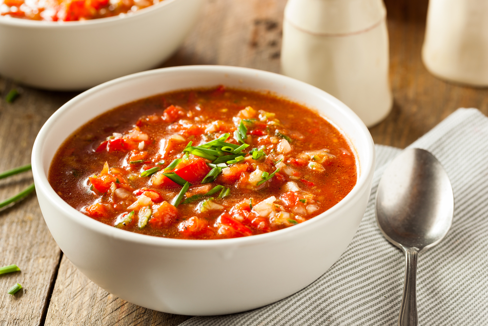 Gazpacho, czyli delikatny i orzeźwiający chłodnik bazuje na samych warzywach, przede wszystkim na pomidorach, fot. shutterstock