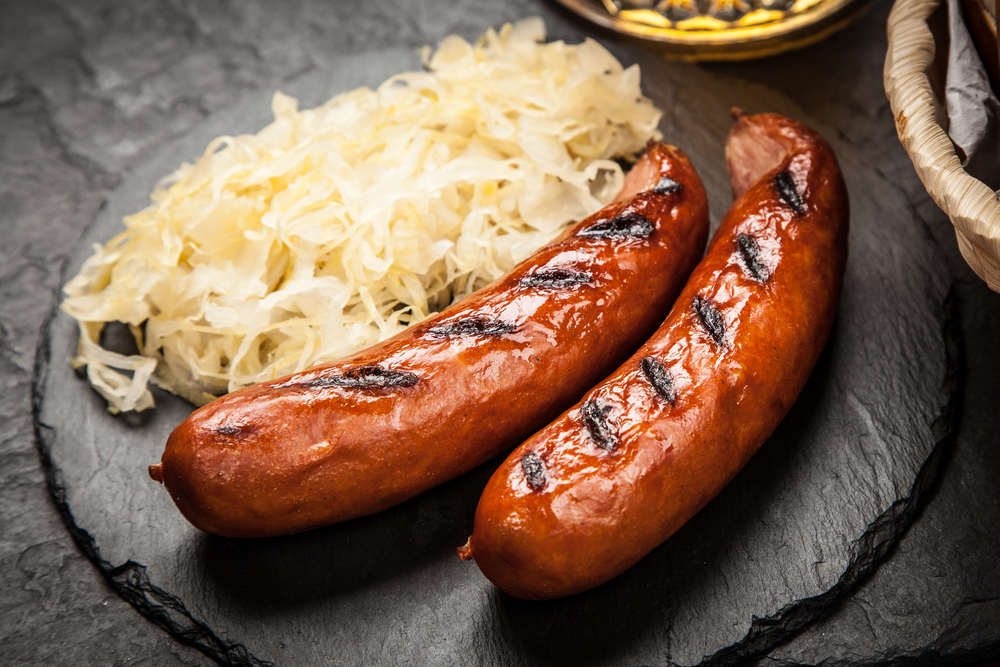 Bratwurst z kiszoną kapustą – popularne niemieckie danie uliczne. Źródło: shutterstock