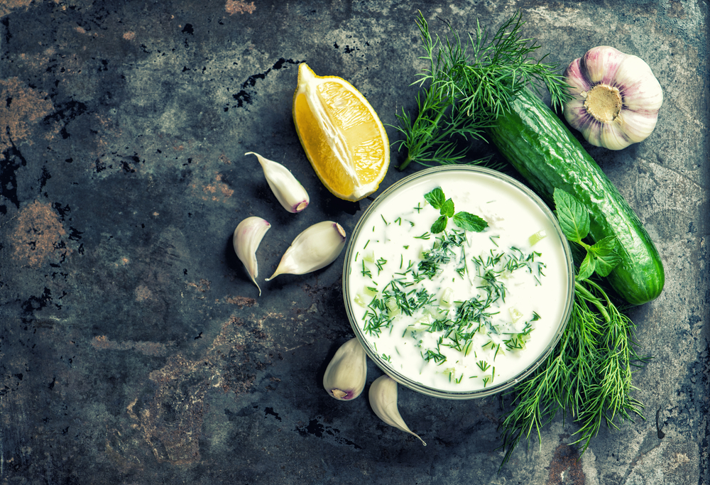 Sos tzatziki to prawdziwy hit w greckiej kuchni. Fot. shutterstock
