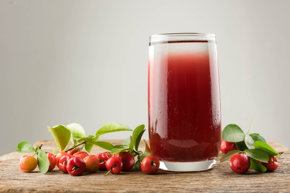 Szklanka soku z aceroli. Źródło: shutterstock