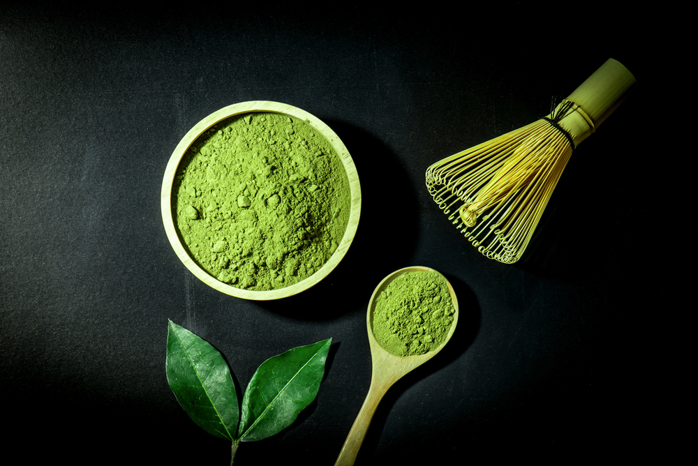 Matcha to nic innego, jak tradycyjna zielona herbata, tyle że w postaci proszku, fot. shutterstock