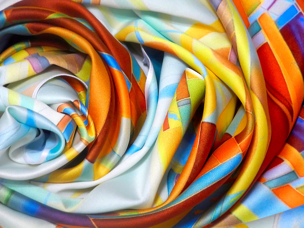 Kolorowa tkanina jedwabna. Źródło: shutterstock
