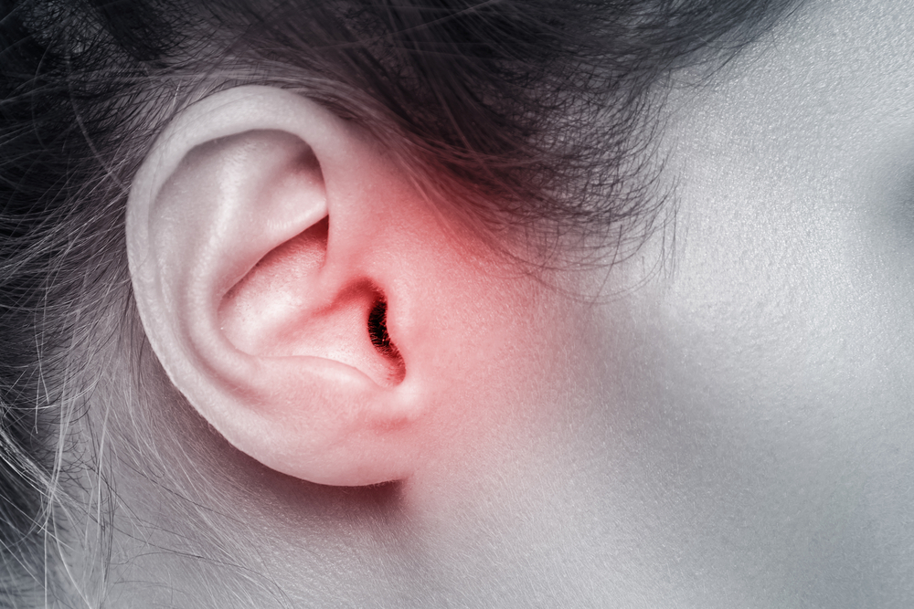 Ból ucha zlokalizowany jest zazwyczaj w głębi kanału słuchowego. Źródło: shutterstock