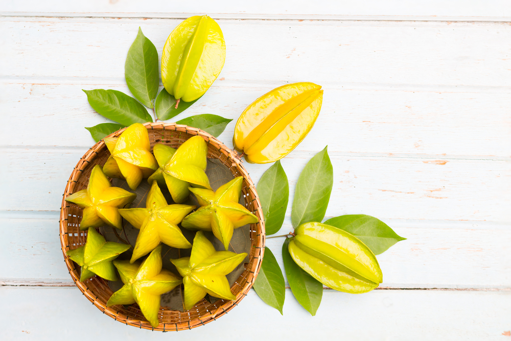 Owoce karamboli mają żółtozielony, soczysty miąższ o słodko-kwaśnym smaku, fot. shutterstock
