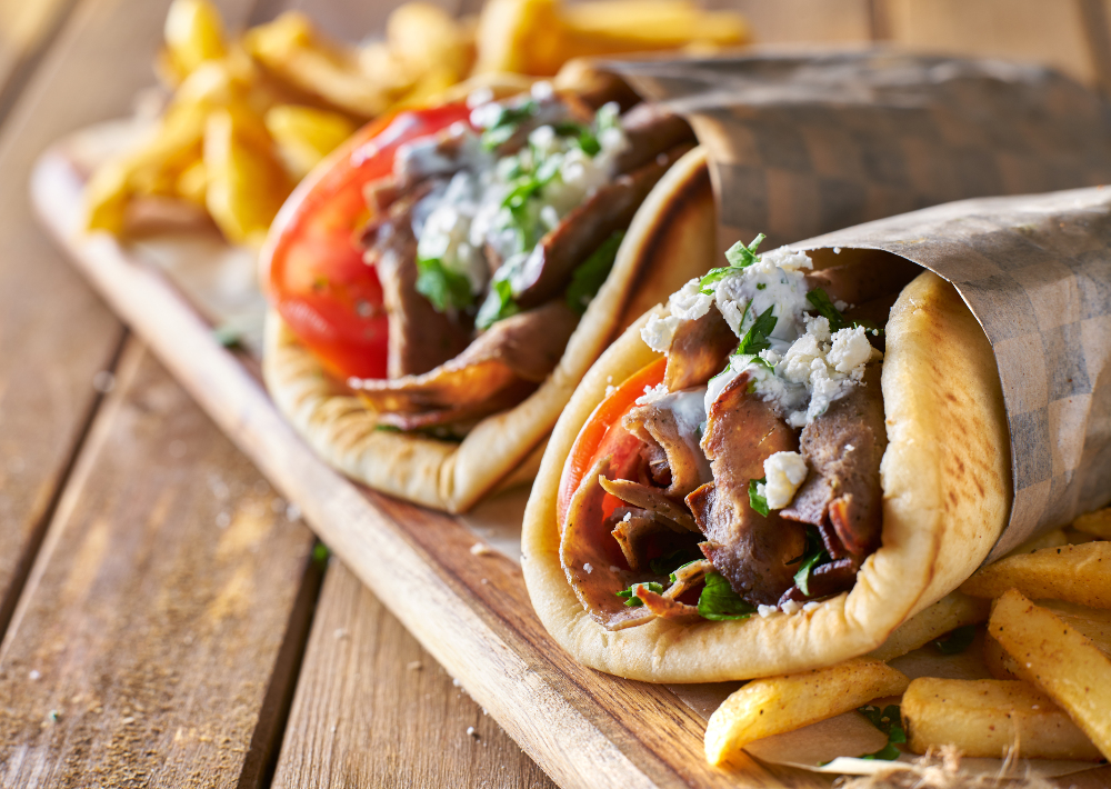 Grecki gyros w chlebkach pita; fot. shutterstock