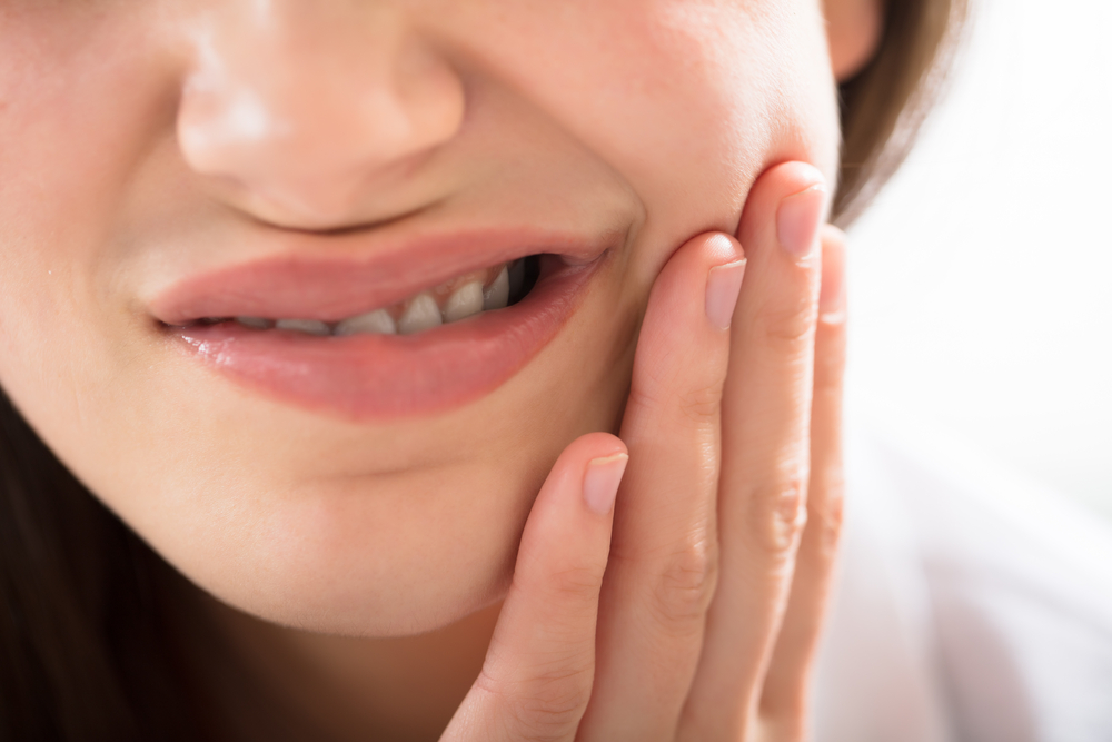 Zaawansowana próchnica zębów objawia się bólem. Źródło: shutterstock