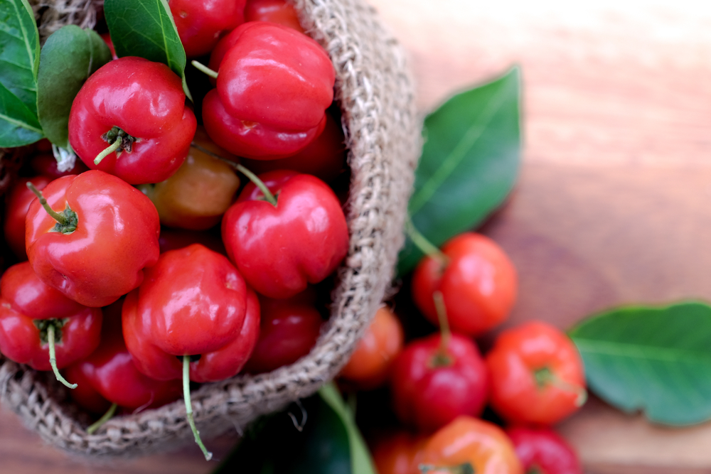 Acerola zawiera duże ilości witaminy C, fot. shutterstock