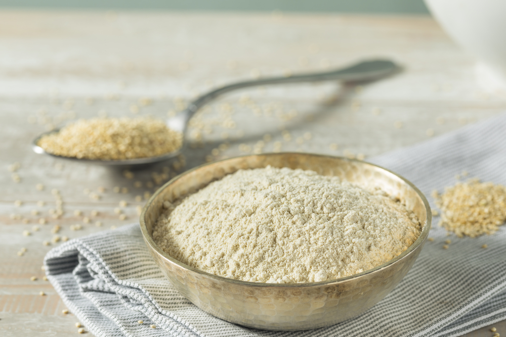 Mąka z komosy ryżowej w misce. Źródło: shutterstock