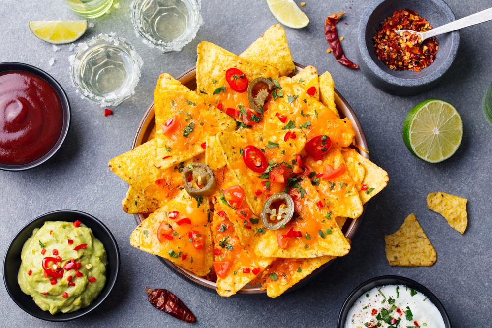 Nachos to małe kawałki tortilli, które pełnią funkcję przekąski i zazwyczaj serwowane są z różnymi sosami, fot. shutterstock