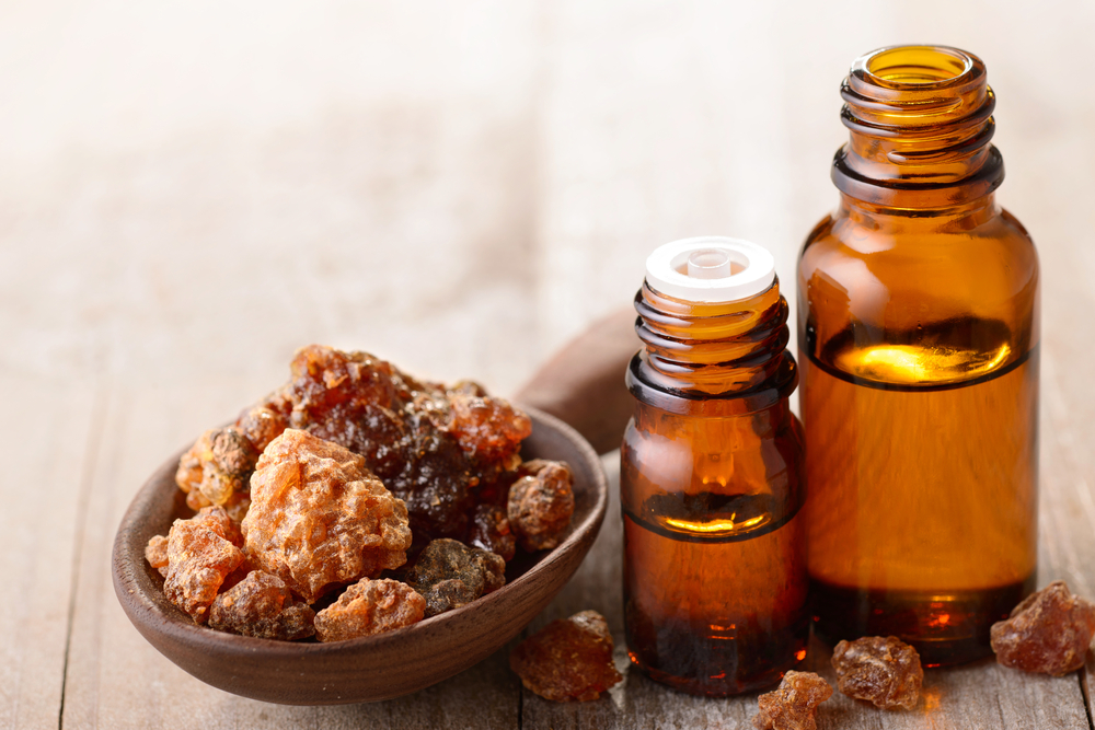 Olejek mirrowy w butelkach. Źródło: shutterstock