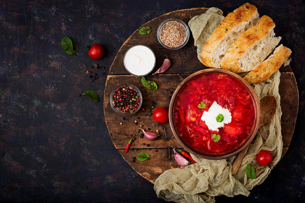 Barszcz ukraiński jest jedną z najpopularniejszych potraw kuchni galicyjskiej, fot. shutterstock