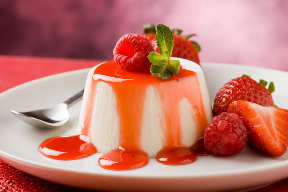 Panna cotta z truskawkami, fot. shutterstock