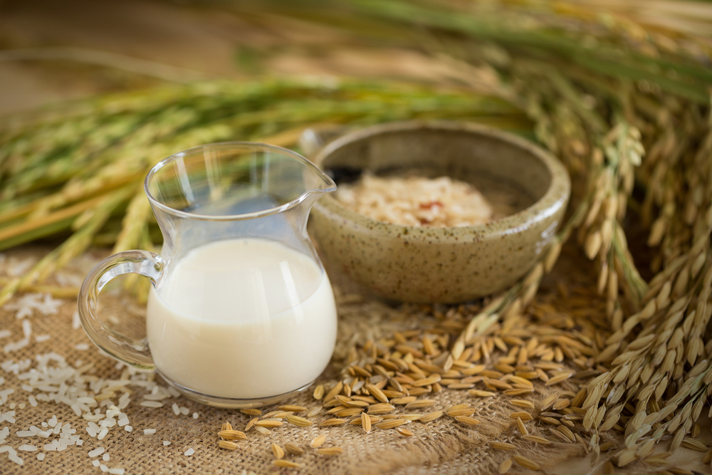 Mleko ryżowe bogate jest w witaminy, minerały i błonnik, fot. shutterstock