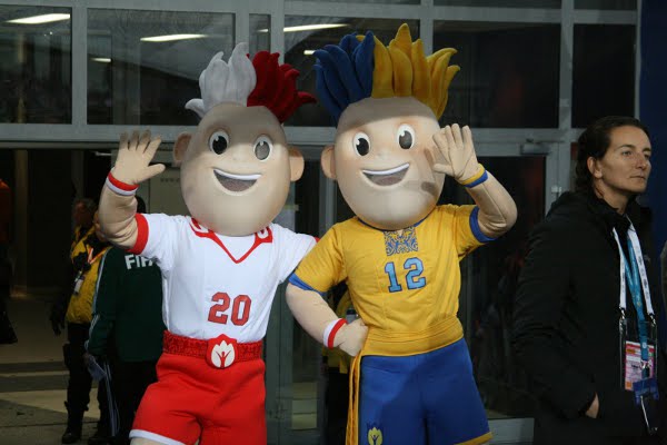 Oficjalne maskotki mistrzostw – Slavek i Slavko, fot.Roger Gorączniak/ Wikipedia CC