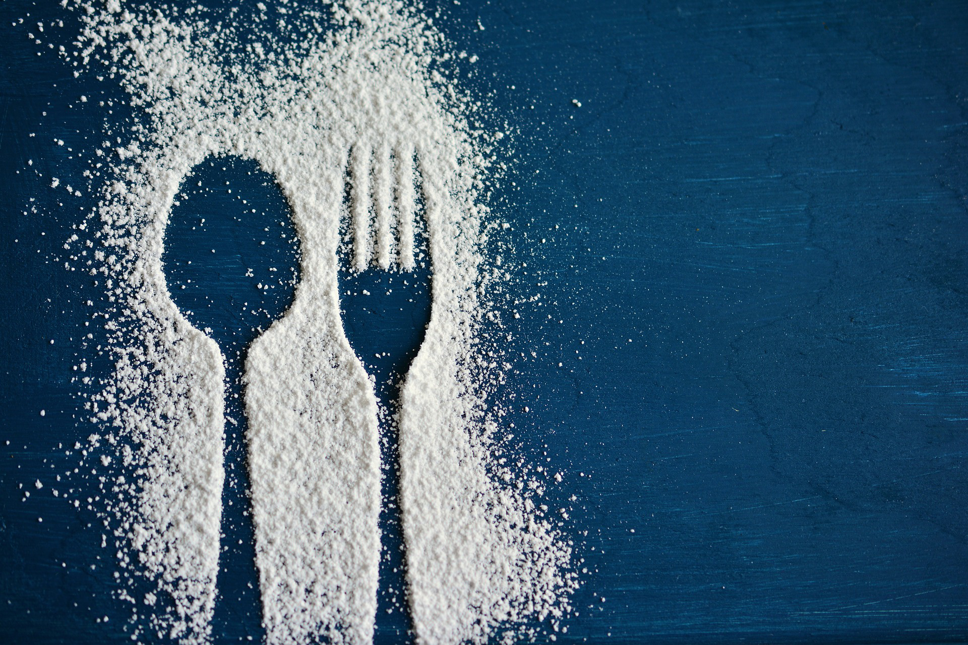 Ksylitol, tak jak cukier to biały, krystaliczny proszek. By congerdesign via Pixabay CC0.